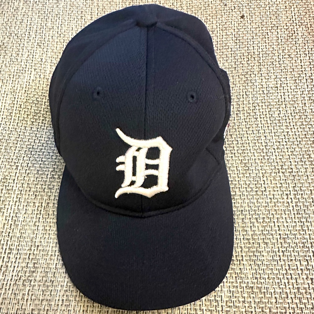 Team MLB Detroit Tigers kids baseball cap with Velcro band for size adjustment